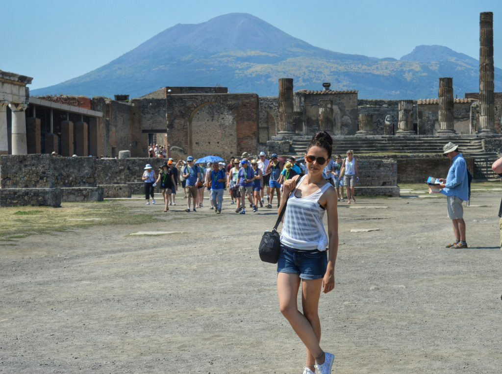 Туристы на фоне Везувия в Италии Вулкан Везувий